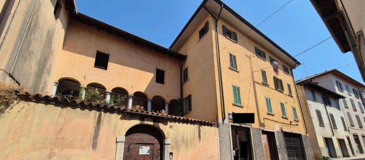 Diritto di piena proprietà 1/1 per la quota di ½ in capo a ciascuno dei due esecutati di appartamento  al terzo e ultimo piano di edificio di antica formazione denominato "Condominio Primavera”, appartamento composto da vano soggiorno/pranzo, cucina, piccolo balcone, disimpegno, bagno e camera