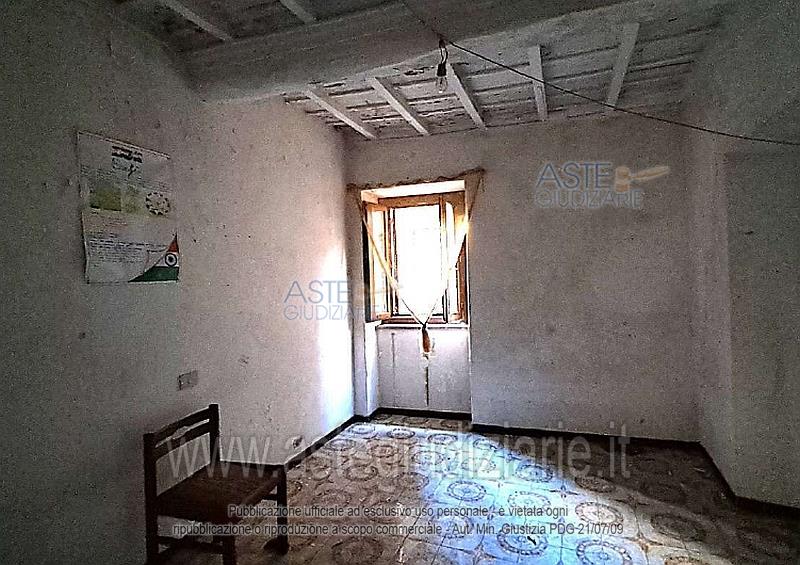 Porzione di fabbricato che si sviluppa al piano terra e primo, composto da cucina, bagno, disimpegno e un ripostiglio sottoscala al piano terra e tre camere al primo piano