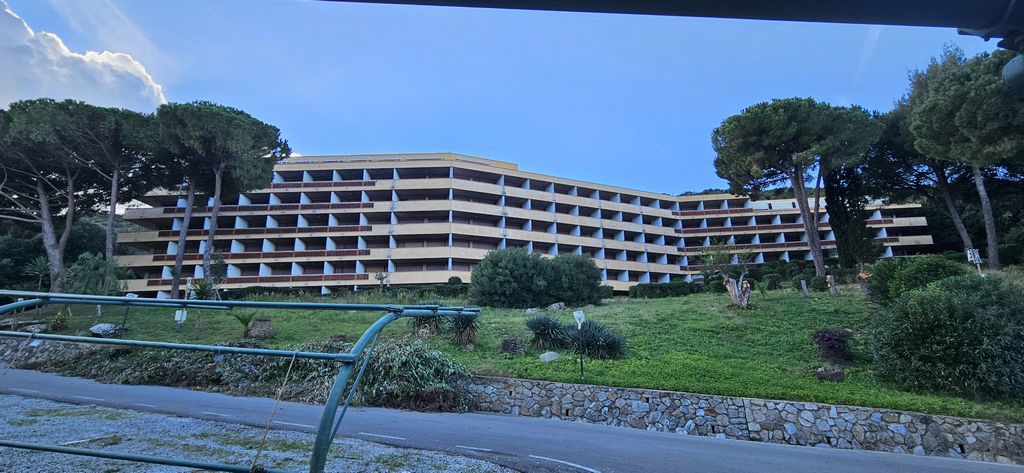 Quota di comproprietà pari a 3/36 dell'intero, da godere in regime di multiproprietà (periodo di utilizzo dal1° giugno al 30 giugno incluso di ogni anno), sulla porzione immobiliare costituita da appartamento postoal piano secondo del complesso residenziale denominato “RESIDENCE NAPOLEON”