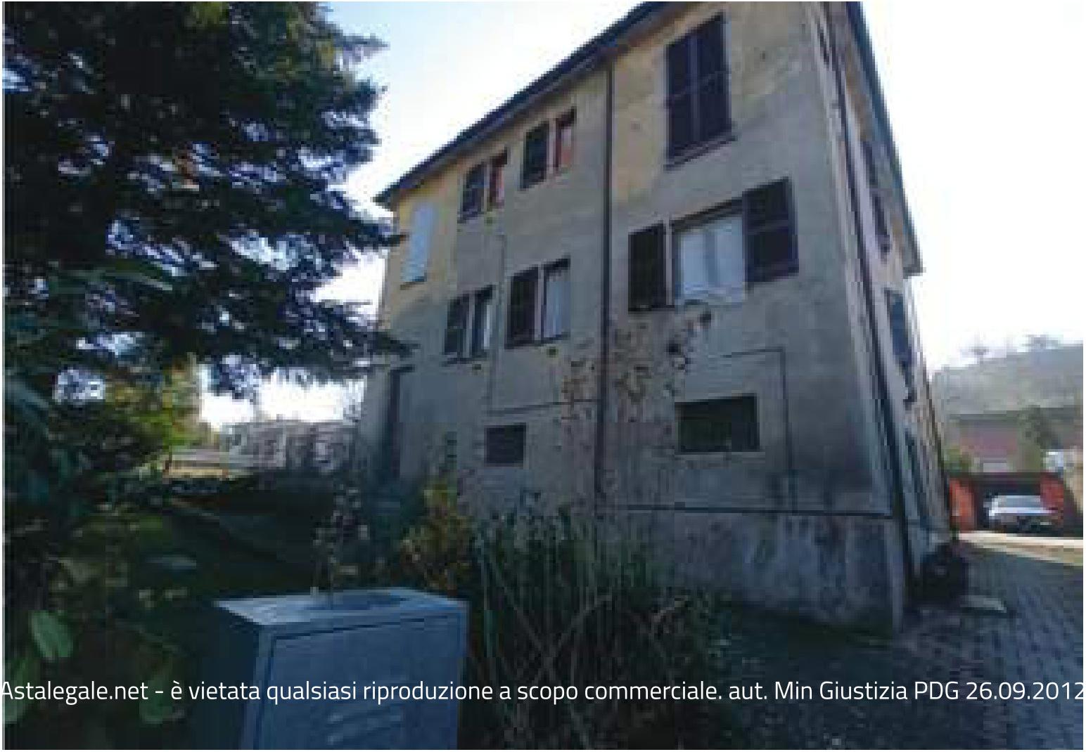 Piena proprietà di complesso immobiliare ad uso abitativo disposto su due piani fuori terra libero su quattro lati e composto da due appartamenti con locali accessori al piano primo sottostrada, collegati con vano scala e corridoio comune, box in corpo staccato