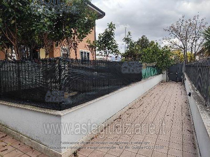quota pari a 1/1 del diritto di proprietà su Appartamento ubicato a Roma (RM) - Via Riola Sardo n° 61 - Via Giba n° 10, interno 4, piano T, composto da soggiorno con angolo cottura, disimpegno, due bagni, di cui uno finestrato e due camere da letto