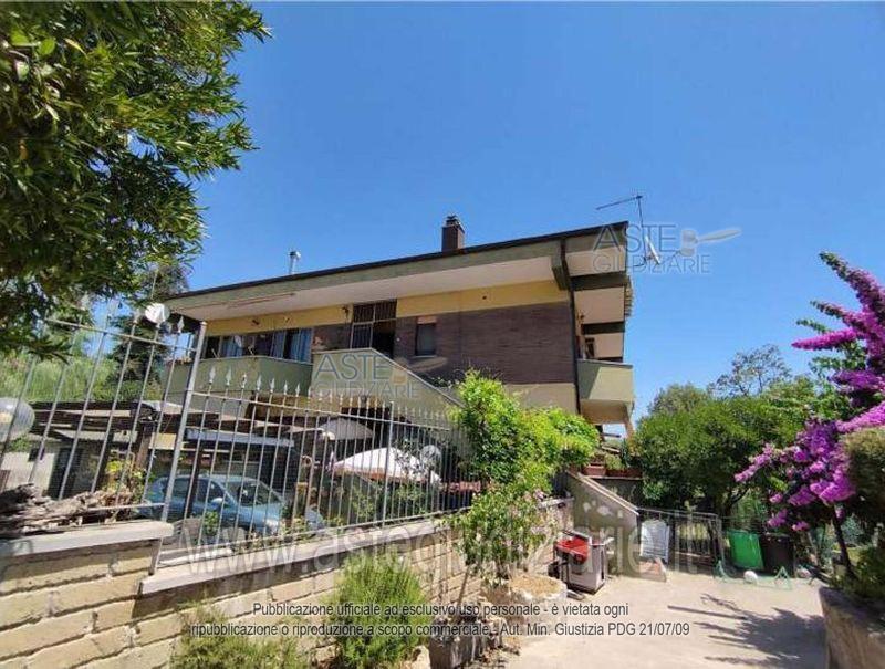 Quota pari a 1/1 del diritto di piena proprietà su: Appartamento sito in Roma – Vicolo Clementi n
