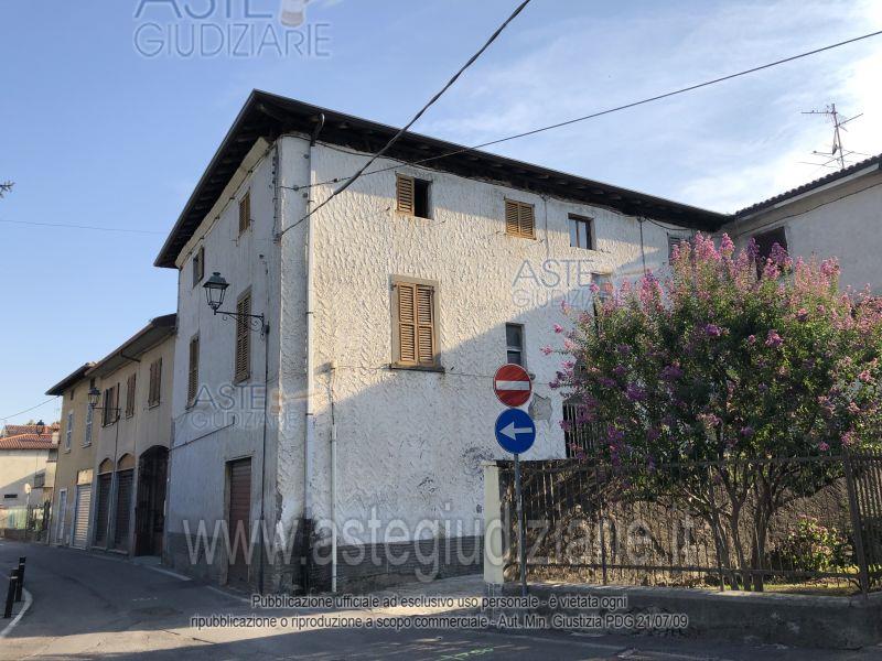 Corpo E: appartamento al piano terra composto da cucina, due vani, corridoio, due cantine e ripostiglio al vano interrato, nonché un pollaio e tettoia in corpo separato con piccola area esclusiva