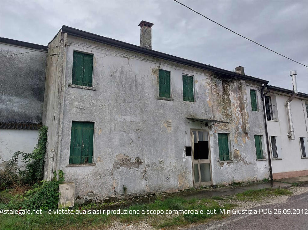 1/1 della piena proprietà di 2 Fabbricati + 2 Garage + Terreno