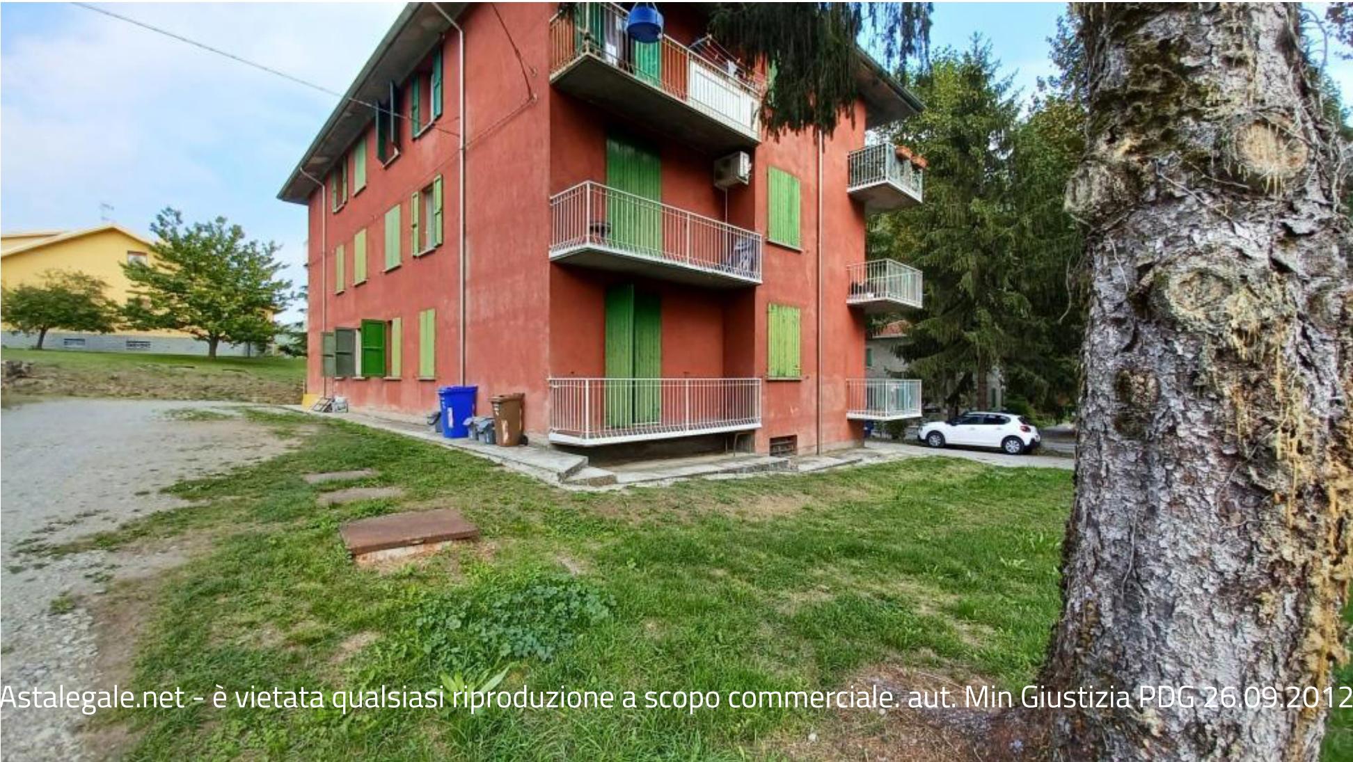 Lotto 1 - Appartamento di civile abitazione, posto al piano rialzato di edificio condominiale, composto da ingresso, tinello, cucinotto, soggiorno, due camere, bagno e due balconi