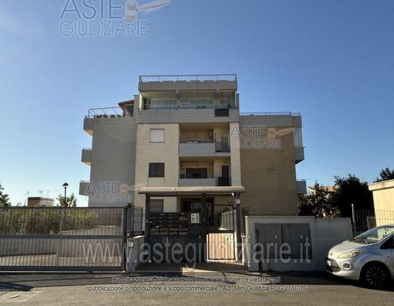 appartamento posto al piano terzo, interno 18, composto da soggiorno/pranzo, angolo cottura, una camera, un bagno e terrazzo, posto auto scoperto sito al piano T, distinto con il n