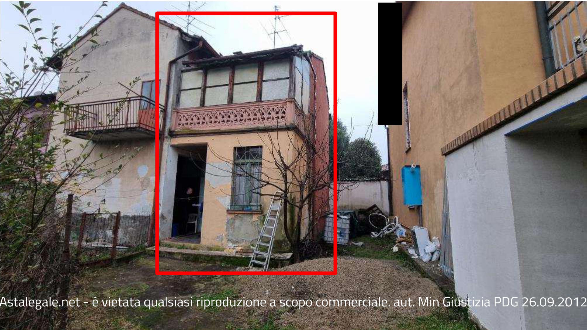 Appartamento composto da bagno e un locale a piano terra, un locale al primo piano con terrazzo/veranda con annesso un locale al piano cantina