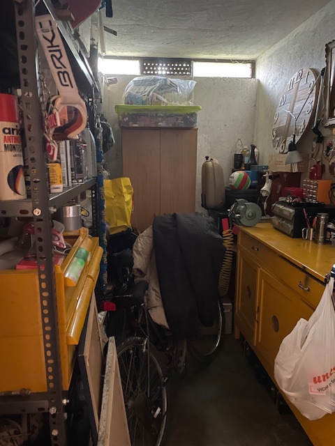 Diritto di proprietà SUPERFICIARIA per la quota intera di appartamento al terzo piano senza ascensore di edilizia convenzionata in edificio ex ALER composto da ingresso-soggiorno con cucina a vista, ripostiglio, un balcone, due camere matrimoniali, un bagno