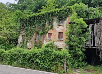Unità abitativa composta al piano terra da locale di sgombero esterno, ingresso, cucina e cucinino, soggiorno, ripostiglio, n