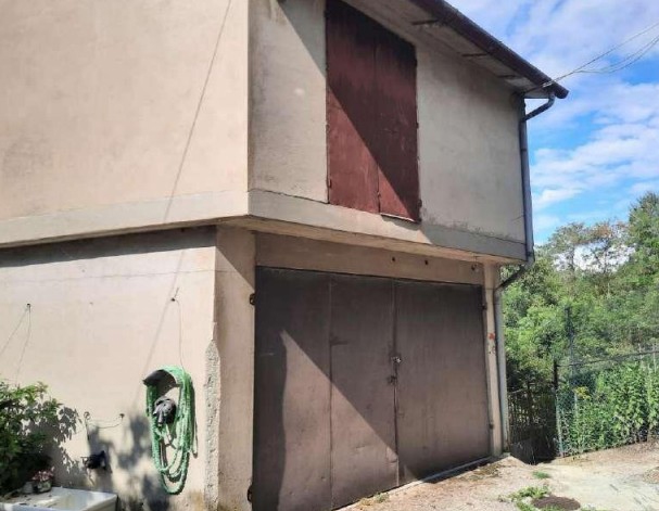 Complesso immobiliare composto da due distinti edifici inseriti in un piccolo contesto rurale