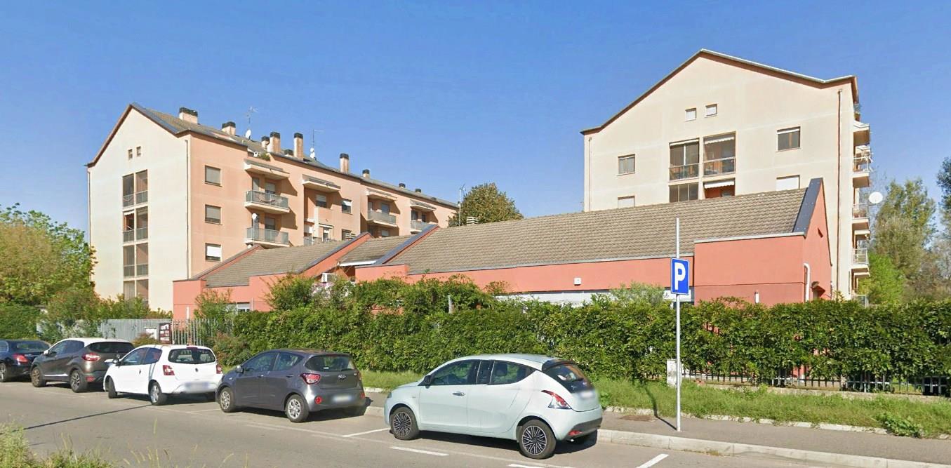 Proprietà superficiaria di appartamento al piano secondo composto da ingresso e soggiorno con angolo cottura, disimpegno, due camere da letto, guardaroba, due bagni, due balconi, cantina di pertinenza al piano terra, autorimessa al piano terra in corpo staccato accessibile da cancello carraio e corsello condominiali, superficie commerciale complessiva 99,50 mq, siti in Comune di Lacchiarella (MI) in complesso condominiale in via Palmiro Togliatti ai civici 55/57, scala C con ascensore