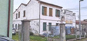 Proprietà 1/1 di unità residenziale in fabbricato singolo (piano T-1, consistenza 7 vani) con adiacente negozio con magazzino, basso-comodo ad uso ripostigli ed area cortiliva esclusiva