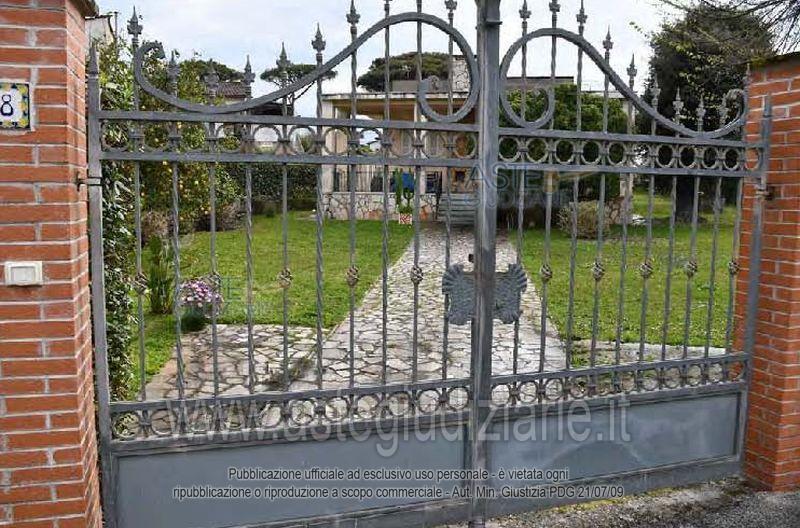 Villa costruita su un unico livello, con relativa corte/giardino di pertinenza ed accessori