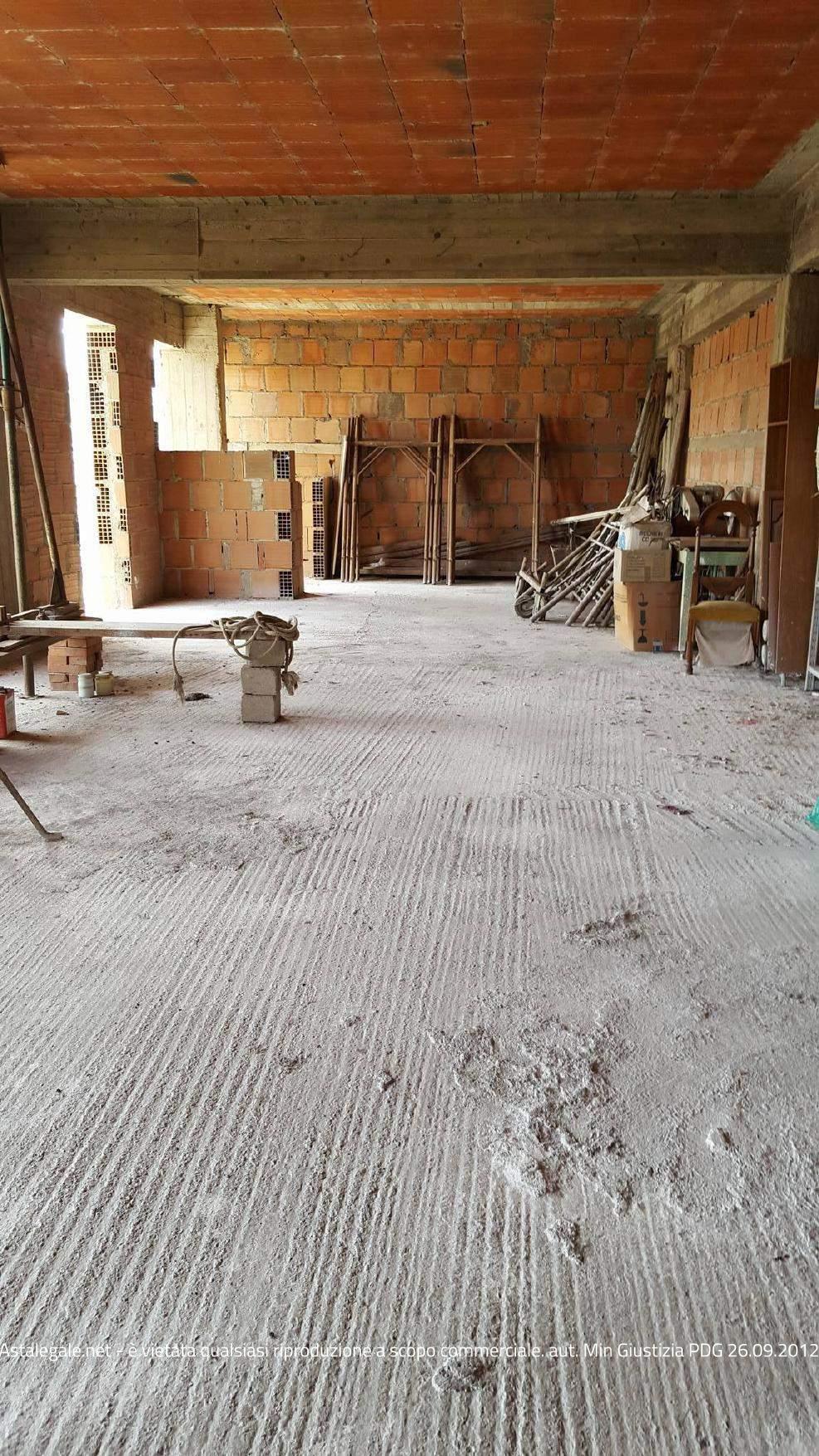 piena ed esclusiva proprietà di un appartamento allo stato rustico, senza rifinitura delle pareti, ubicato al terzo piano di un edificio a cinque elevazioni f