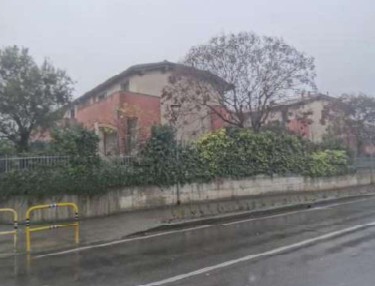 Piena proprietà di:
un’unità immobiliare ad uso residenziale costituita da appartamento sito al piano primo ed ultimo di una palazzina composta da ingresso, soggiorno con zona cottura, disimpegno, camera, bagno e balcone, dotata di vano cantina  al piano interrato;
box ubicato al piano interrato