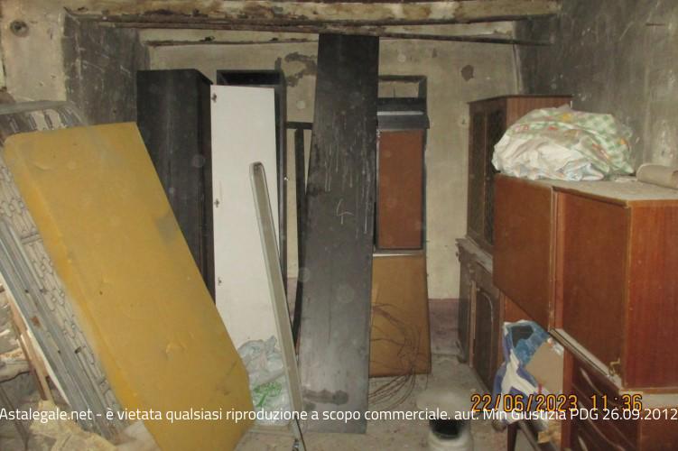 Diritto della piena ed esclusiva proprietà su appartamento sito in Apricale (IM), Via Martiri della Libertà snc della superficie commerciale di mq 82,00 posta al piano primo e secondo, disimpegnati da scala interna, composto a piano primo da due locali passanti (verosimilmente adibiti a zona giorno) e a piano secondo da altri due locali (verosimilmente adibiti a zona notte), tutti finestrati