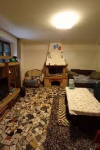 Porzione di edificio residenziale bifamiliare posto al piano terra, così composta: al piano terra, corridoio d'ingresso, soggiorno, cucina, ripostigli; al piano primo, bagno, ripostiglio, corridoio e n° 3 camere; al piano interrato, cantina accessibile da scale interne