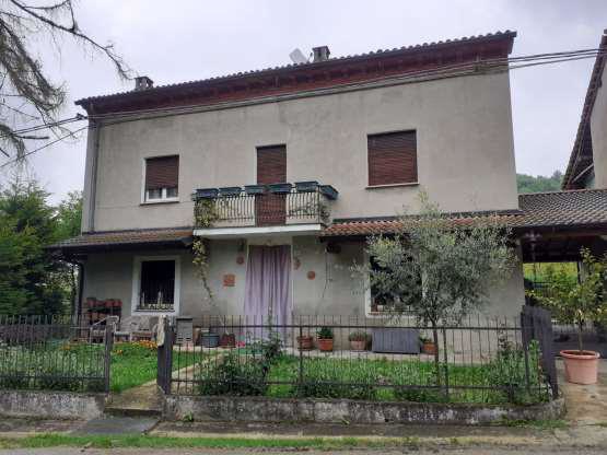 Unità abitativa residenziale internamente così suddivisa: PIANO TERRA - accesso diretto su vano disimpegno e vano scala a unica mandata adducente al piano primo; soggiorno, cucina con pranzo