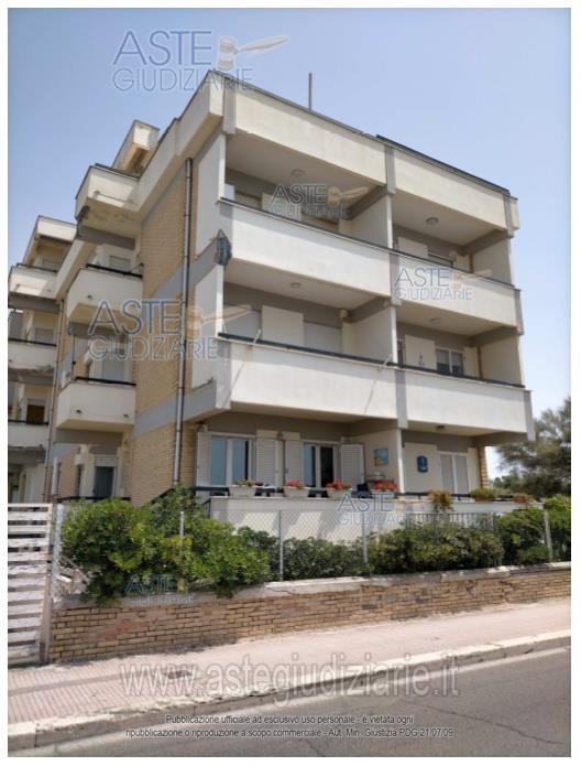 piena proprietà di appartamento posto al piano secondo di un fabbricato condominiale residenziale sito nel Comune di Latina Via lungomare 3275, interno 13, ricadente in zona balneare, di mq 55,35 composto da soggiorno, cucina, due camere, un bagno e due balconi