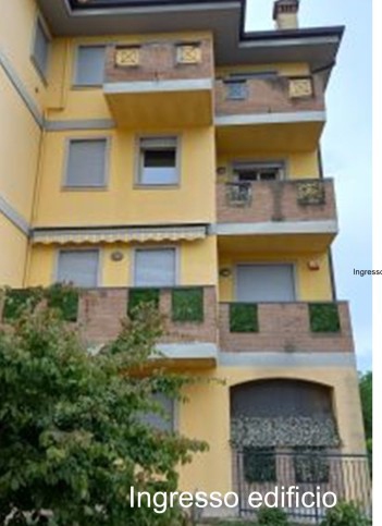 piena proprietà di appartamento posto al piano secondo composto da ingresso su ampio soggiorno, cucina, due camere, due bagni oltre cantina e box autorimessa