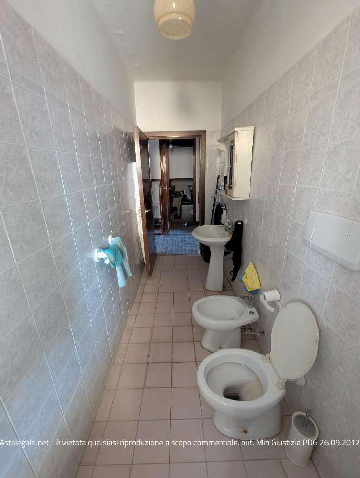 Diritti pari ad 1/5 della piena proprietà su di un’abitazione con corte esclusiva che occupa una porzione del piano terra di un più ampio fabbricato condominiale ubicato in Civitanova Marche, Via della Fontanella n° 76