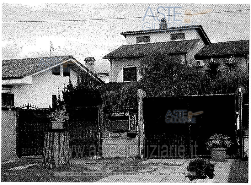 Appartamento in struttura trifamiliare sviluppantesi al piano S1 con locale tecnico e piano primo composto di cucina, soggiorno pranzo, tre camere da letto, bagno con annessa area scoperta esclusiva ad uso giardino