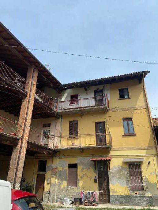 Appartamento al piano 2 affacciato sul ballatoio di due locali oltre servizi
