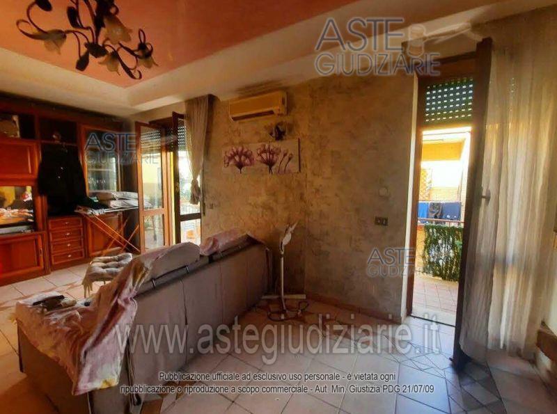 quota pari a 1/1 del diritto di piena proprietà su appartamento piano primo, composto da ingresso, living con angolo cottura, disimpegno, due camere, due bagni, ripostiglio per complessivi mq 88, oltre due balconi