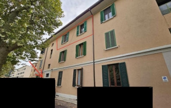 Sito all’interno dell’ala sud della Palazzina condominiale, con affaccio su viale Vittorio Veneto e su altre abitazioni nel lato opposto: appartamento al secondo piano composto da ingresso, soggiorno, cucina, due locali destinati a camera da letto (una camera è ricavata da porzione di soggiorno) ed un bagno, relativa pertinenza nel sottotetto e cantina nel piano seminterrato censiti su medesima scheda catastale,