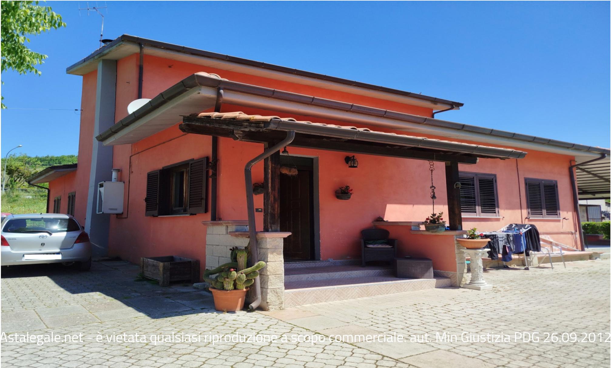 Piena ed intera proprieta di un'unita immobiliare a destinazione residenziale ubicata al 
piano terra di un fabbricato isolato a carattere di bifamiliare situato in zona rurale del 
Comune di Satriano di Lucania (PZ), Contrada Isca