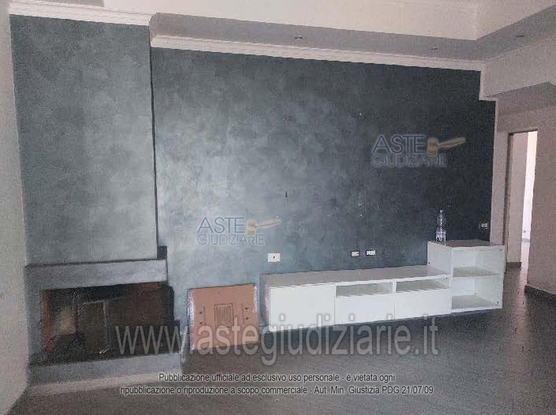 Quota pari a 1/1 del diritto di piena proprietà su appartamento ad uso civile abitazione sito in Roma in Via Carezzano n