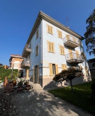 Piena proprietà di unità immobiliare sita all’interno di edificio residenziale composto da cantine, centrale termica, corte giardino comune,vano scala comune e box auto