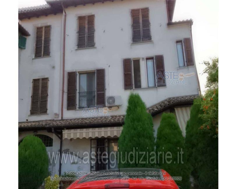 Porzione di edificio semi-indipendente, ad uso residenziale, posto a piano rialzato – primo – secondo (quota di proprietà di 1/1)
L'immobile abitativo risulta così internamente suddiviso:
- piano rialzato: vano scala;
- piano primo: ingresso, soggiorno con angolo cottura, due bagni, disimpegno e due locali di sgombero;
- piano secondo: disimpegno, camera con cabina armadio, camera, studio, bagno e ripostiglio
