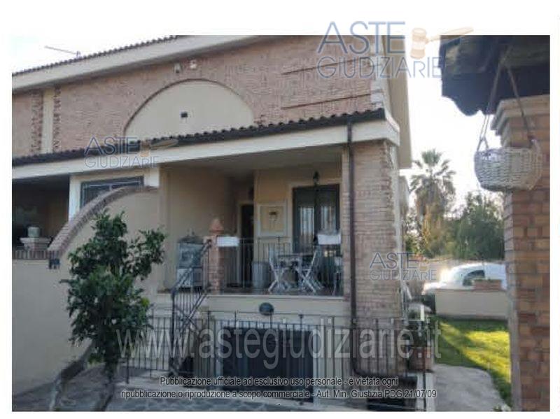 Piena proprietà di villetta a schiera con corte esclusiva e posto auto scoperto in Roma (RM), Via Cavizzana n