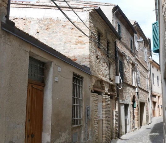 Intera e piena proprietà di unità immobiliare ad uso civile abitazione di complessivi mq 152 su tre livelli, sito in POTENZA PICENA (MC), Via Zima 11-13, quartiere Centro storico