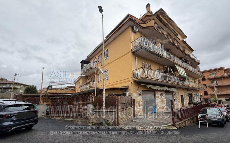Quota pari a 1/1 del diritto di piena proprietà su compendio immobiliare sito a Roma (RM), Via Brumano, 27 (quartiere Ottavia/Palmarola), e precisamente: appartamento, posto al piano primo, interno 1/A e costituito da ingresso, soggiorno, cucina, bagno, camera, due balconi e terrazzo