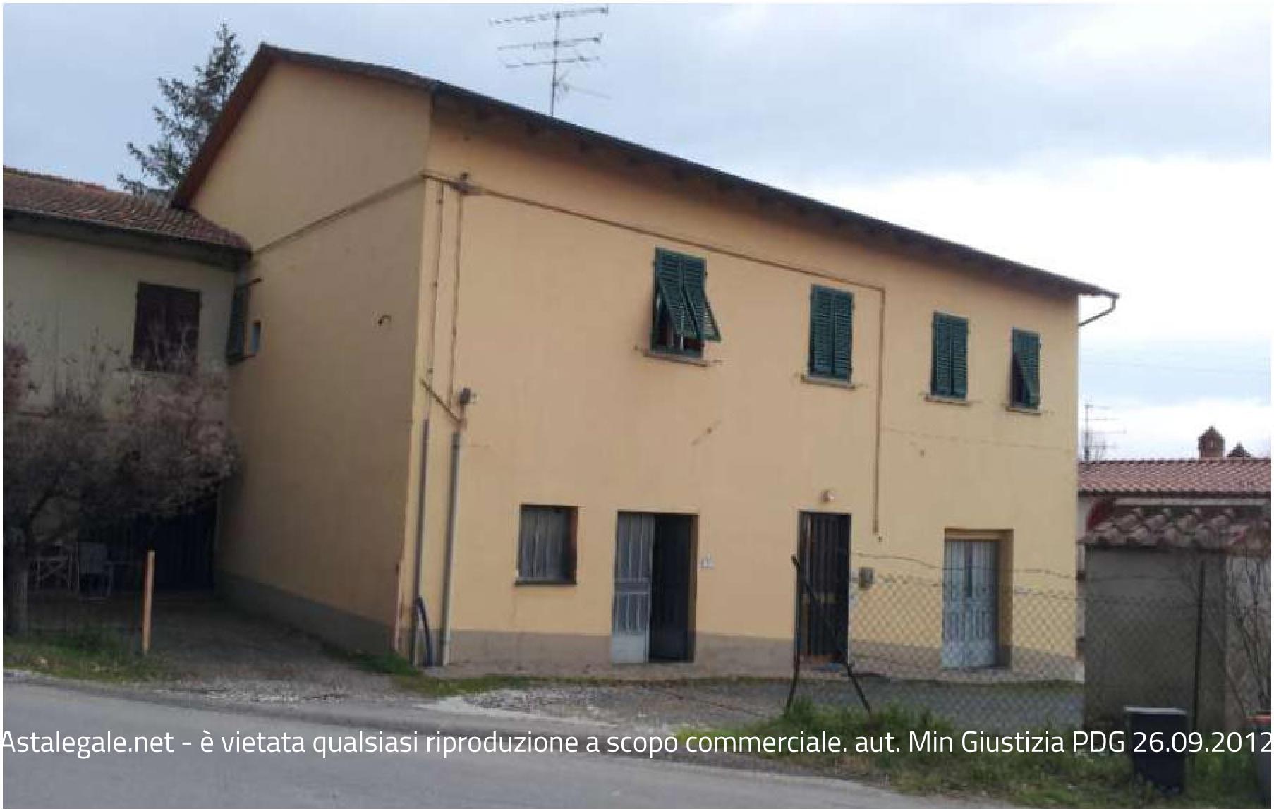 Piena proprietà di un complesso immobiliare costituito da due unità immobiliari adibite a civile abitazione, cinque unità immobiliari adibite a magazzino/deposito e quattro porzioni di terreno agricolo
