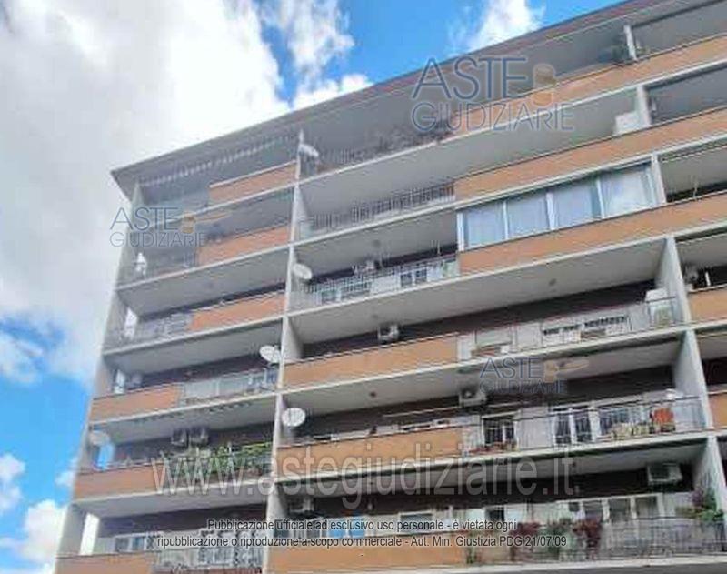 Quota pari a 1/1 del diritto di pena proprietà su appartamento ad uso civile abitazione sito inRoma – Scala B, Interno A, Piano 1, di 5 vani catastali attualmente così costituito da: ingresso, corridoio, tre camere, cucina, bagno
