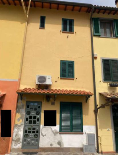Trattasi di immobile ad uso abitativo, “terra-tetto” o “casa a torre”, in una
zona per lo più industriale, così composto: piccolo pianerottolo della scala che conduce ai piani superiori,
cucina-soggiorno/pranzo, senza finestre, piccolo ripostiglio nel sottoscala; al piano primo: il vano di passo è
stato suddiviso in due spazi distinti, un bagno finestrato e uno stretto corridoio (ballatoio); piano secondo: sul
pianerottolo, di fronte la scala, due vani, uno dei quali è stato leggermente ridotto per inserire un disimpegno
che separa distintamente un vano camera e un vano di modeste dimensioni, non abitabile per insufficienti
requisiti igienico sanitari; lateralmente alla scala dello stesso piano, sulla destra, vi è un altro vano di passo
che conduce ad un piccolo servizio igienico; è cotuiessa aH'appartamento, una piccola porzione del sottotetto
sovrastante, non abitabile, adibito a piccola soffitta, cui si accede mediante scala retrattile che fuoriesce da un
portellone sul solaio del soffitto