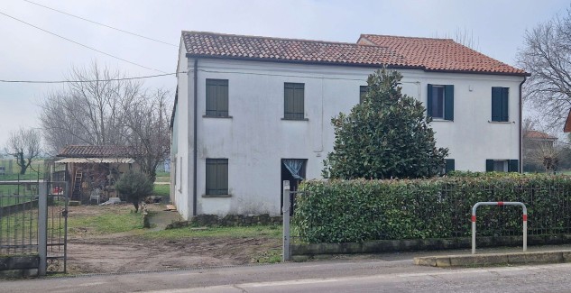 Piena proprietà per la quota di 1/1 di abitazione (piano T-1, consistenza 5,5 vani, sup