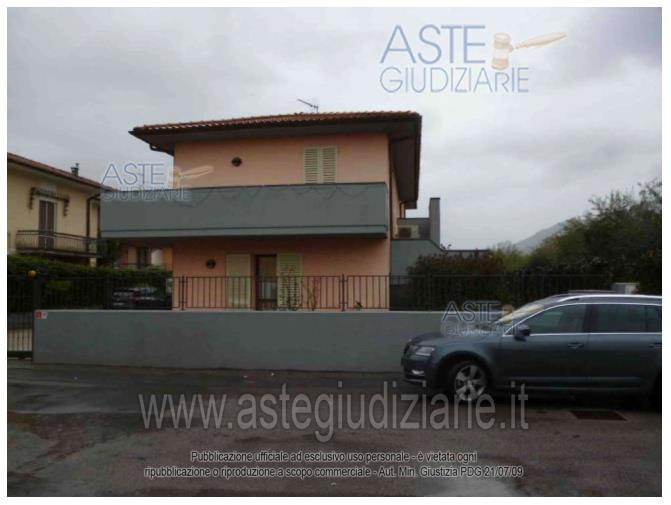 Fabbricato unifamiliare di civile abitazione dislocato su due piani fuori terra, circondato da corte esclusiva, composto, al piano terreno di ingresso, da soggiorno, cucina con ripostiglio sottoscala, altro ripostiglio, doccia-wc e disimpegno, oltre corte esclusiva destinata a parcheggio auto ed in parte a giardino, al piano primo, cui si accede sia attraverso vano scala interno collegato con il disimpegno al piano terreno che attraverso vano scala esterno e terrazza di sbarco, da due camere da letto, una delle quali dotata di doccia-wc, altro locale doccia-wc, ripostiglio/guardaroba, ingresso con adiacente salottino, ripostiglio, disimpegno e terrazza in angolo sud-ovest