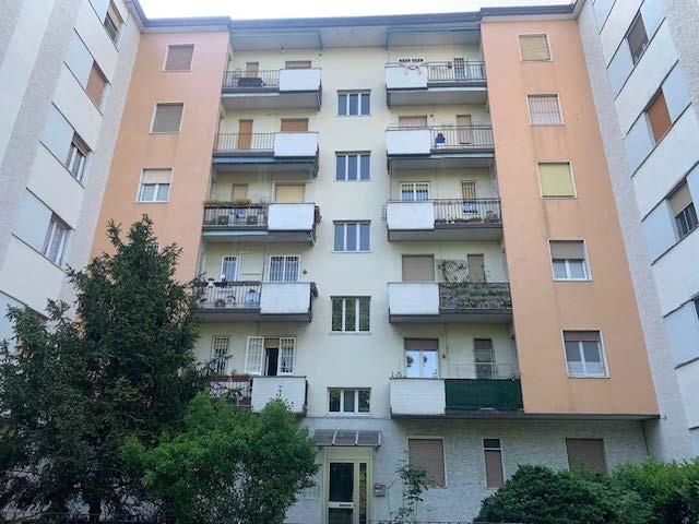 Appartamento ad uso abitazione posto al piano quarto composto da ingresso, corridoio, cucina, soggiorno/pranzo, servizi, camera e balcone, con annesso vano di cantina al piano interrato