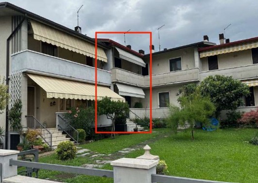LOTTO UNICO: Piena proprietà per la quota di 1/1 su porzione di edificio a schiera ai piani interrato, terra e primo con garage al piano interrato, oltre alla piena proprietà per la quota di 2/6 su terreno ad uso strada comune di accesso dalla pubblica via; il tutto sito a Piovene Rocchette (VI) in Via Rizzardini n
