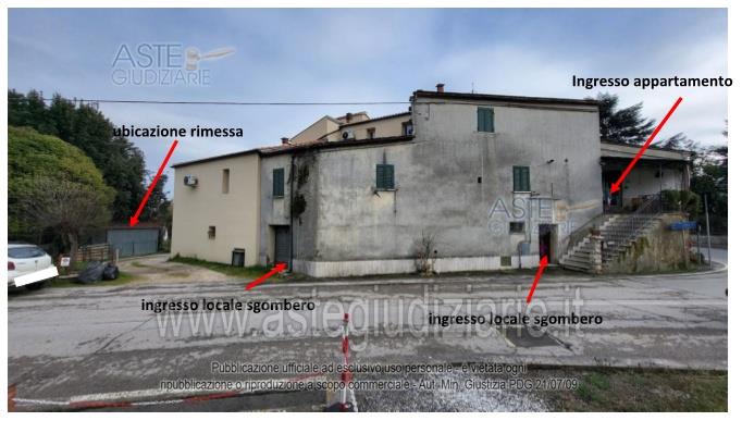 Porzione di fabbricato costituita da un appartamento composto di ingresso, soggiorno, cucina, disimpegno, camera, bagno e terrazzo al piano primo cui si accede da una scala esterna di proprietà esclusiva; disimpegno, e due camere al piano secondo,’ con annessi
