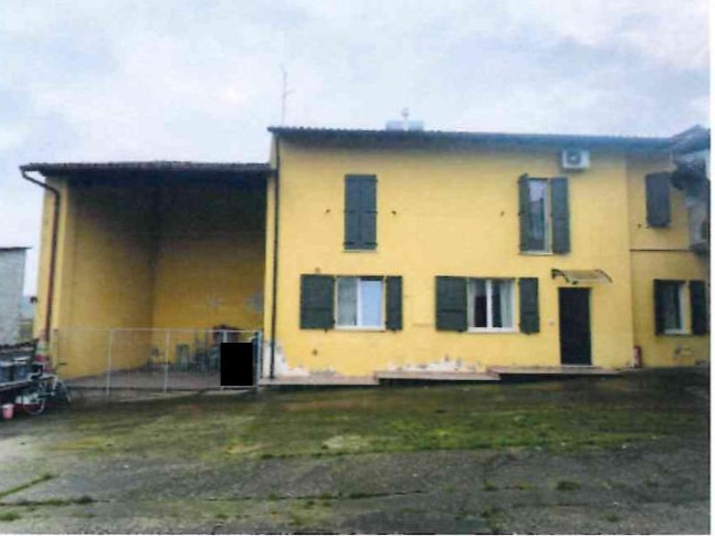 Abitazione di tipo economico costituita da villetta su due piani con porticato per mq
