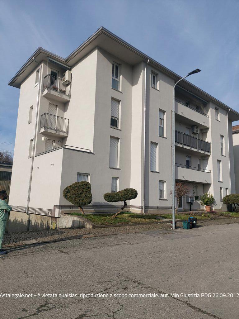 Appartamento ad uso civile abitazione al piano terzo, composto di ingresso-disimpegno, cucina, soggiorno, bagno, ripostiglio, tre camere e due balconi (foglio 5, p