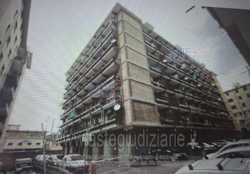 Appartamento, al primo piano e in buono stato conservativo, composto da: ingresso, posto cottura e soggiorno (in open space), tre camere da letto, bagno, ripostiglio e corridoio di distribuzione