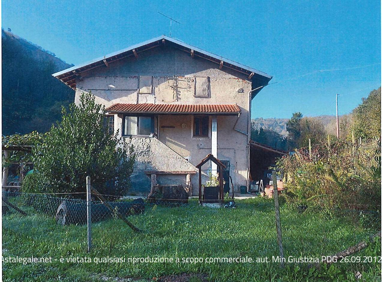 A) casa civile abitazione e magazzini annessi sita in Pallare (SV) in Via Monmartino 24, dellasuperficie commerciale di 136,55 mq