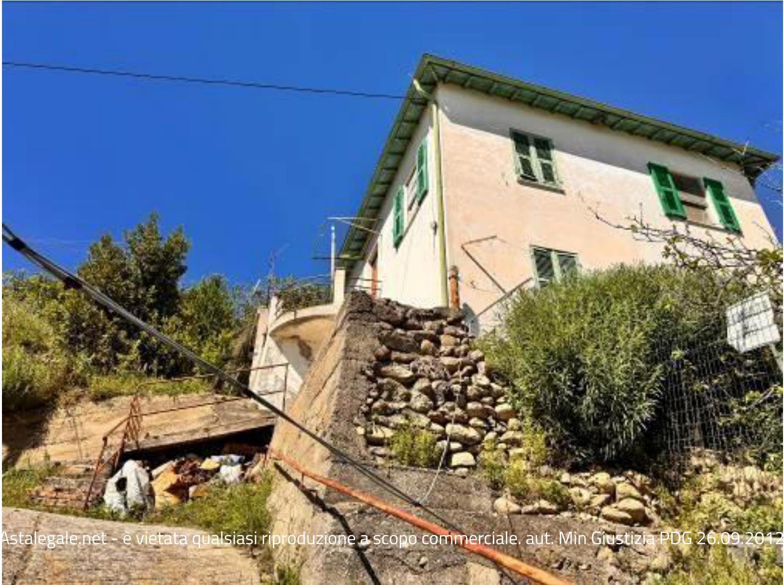 Lotto composto da:
1) Quota indivisa di 1/3 del diritto di proprietà dell’immobile sito nel
Comune di Taggia (IM), Strada Contrabbandieri 98: villa singola della
superficie commerciale di 94,42 mq